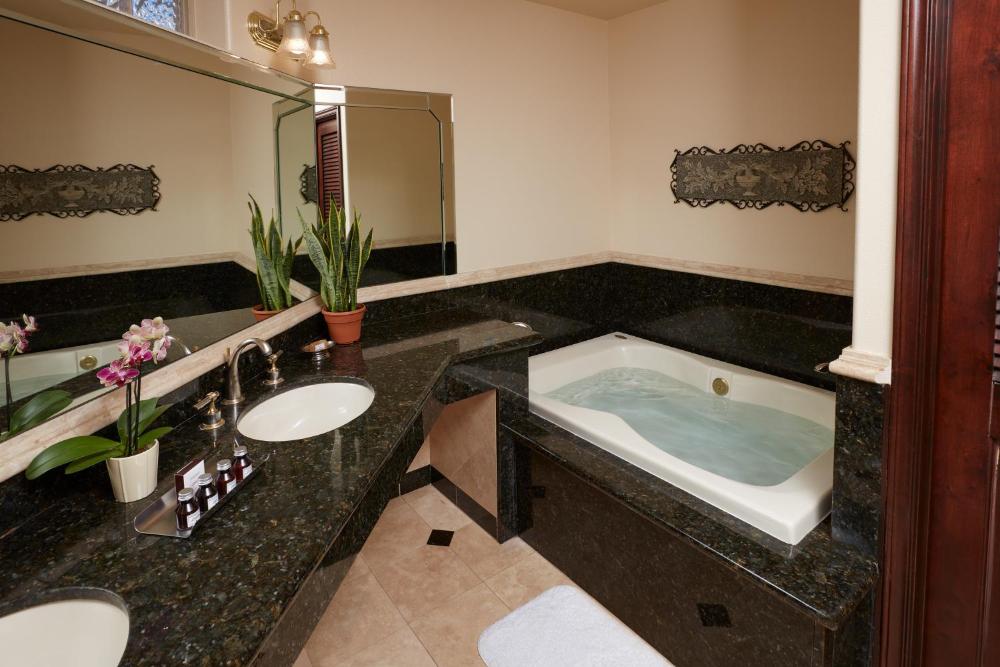 Deluxe Villa with 2 Queen Beds interior